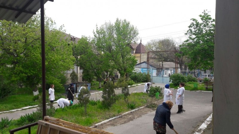 Коллектив Минздрава РД  и медицинские работники присоединились к весеннему субботнику - Файл 16