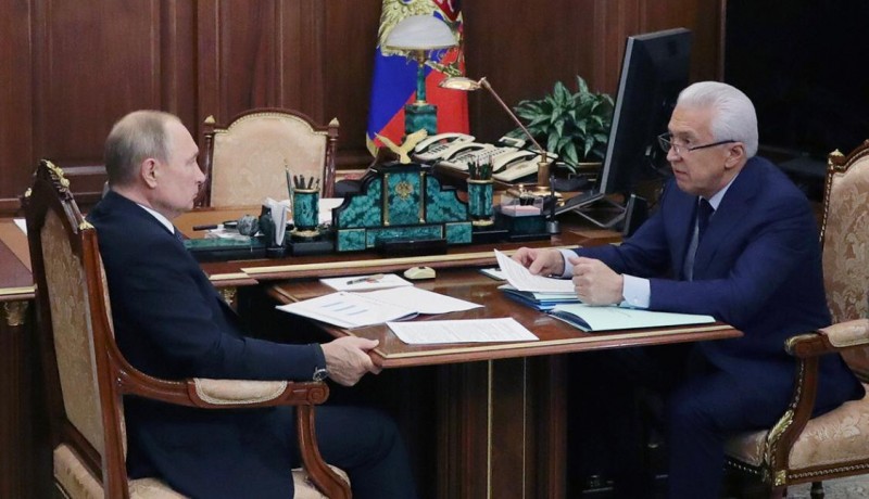 Президент страны Владимир Путин провел рабочую встречу с Главой Дагестана Владимиром Васильевым