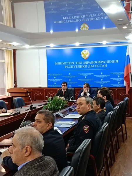 Аппарат Минздрава РД и заместители министра здравоохранения РД Ярослав Глазов и Патхула Патхулаев принимают участие в еженедельном селекторном совещании Минздрава России с регионами - Файл 1