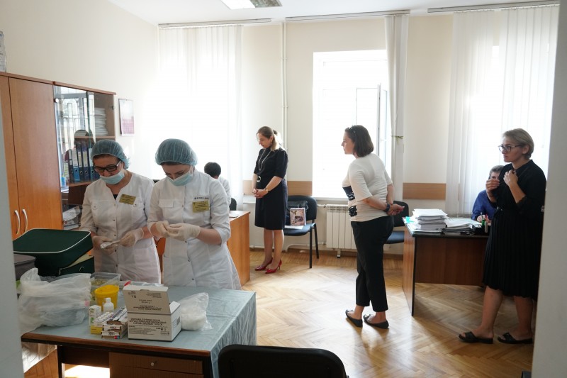 Минздрав Дагестана личным примером призывает пройти вакцинацию от гриппа - Файл 1