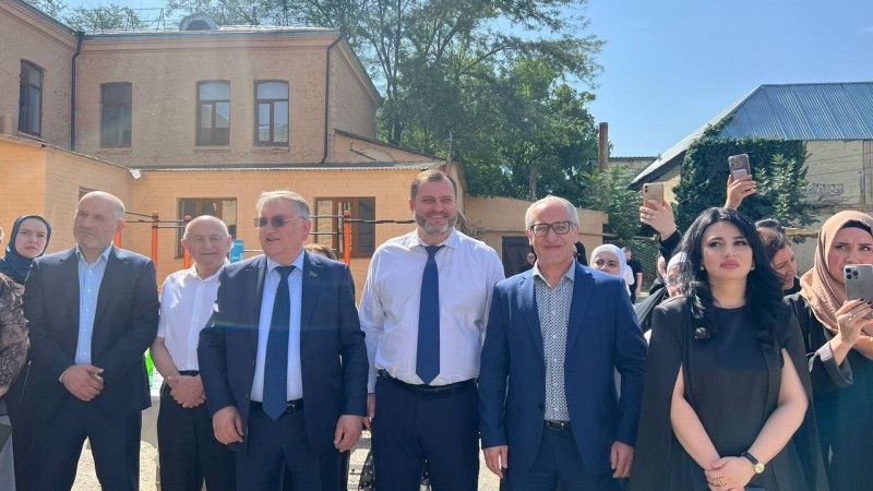 Сегодня врио министра здравоохранения РД Ярослав Глазов принял участие в торжественном мероприятии, посвящённом Дню знаний в гимназии им. Хуторянского г. Буйнакска - Файл 2