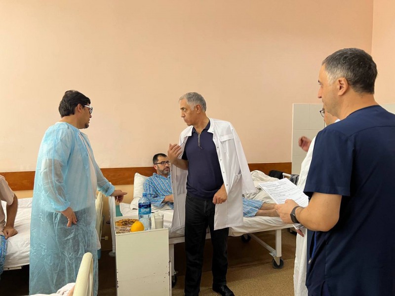 Замминистра здравоохранения РД Патхула Патхулаев посетил пострадавших при взрыве на заправке в пос. Новый Хушет - Файл 3