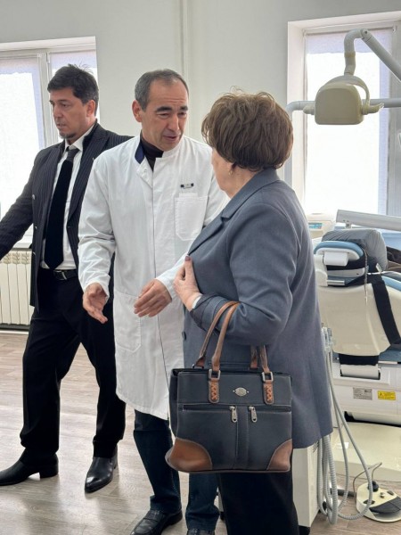 Замминистра здравоохранения РД Патхула Патхулаев с сотрудниками ведомства провели обход в Республиканской стоматологической поликлинике им. Максудова