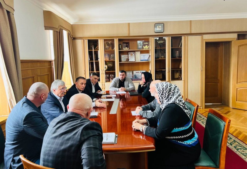 Абдурахман Махмудов в Новолакском районе провел рабочую встречу с руководителями социальных и медицинских учреждений - Файл 2