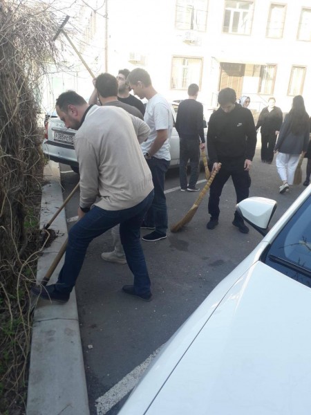 Коллектив Минздрава Дагестана дружно занят расчисткой и озеленением территории вокруг ведомства - Файл 4