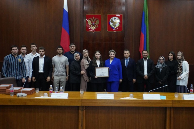 Благодарственным письмом Председателя Правительства РД Абдулмуслима Абдулмуслимова за активное участие в оказании помощи учреждением Республики Дагестан награжден волонтерский отряд «Феникс»
