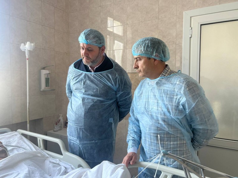 В Городской клинической больнице врио министра здравоохранения РД Ярослав Глазов вместе с главврачом ГКБ Хаджимурадом Малаевым посетили пациента