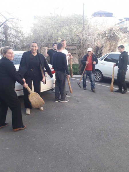 Коллектив Минздрава Дагестана дружно занят расчисткой и озеленением территории вокруг ведомства - Файл 3
