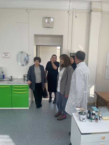 Замминистра здравоохранения РД Патхула Патхулаев с сотрудниками ведомства провели обход в Республиканской стоматологической поликлинике им. Максудова - Файл 1