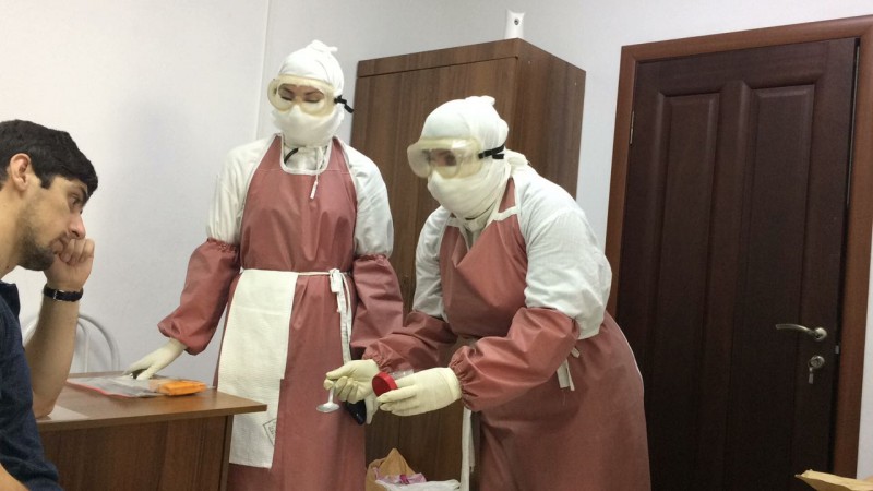 Еще одного «больного холерой» эвакуировали на этот раз в аэропорту - Файл 1