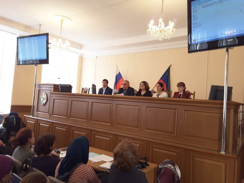 Более 300 специалистов  приняли участие в работе семинара по вопросам контроля за качеством  школьного питания в Минздраве РД