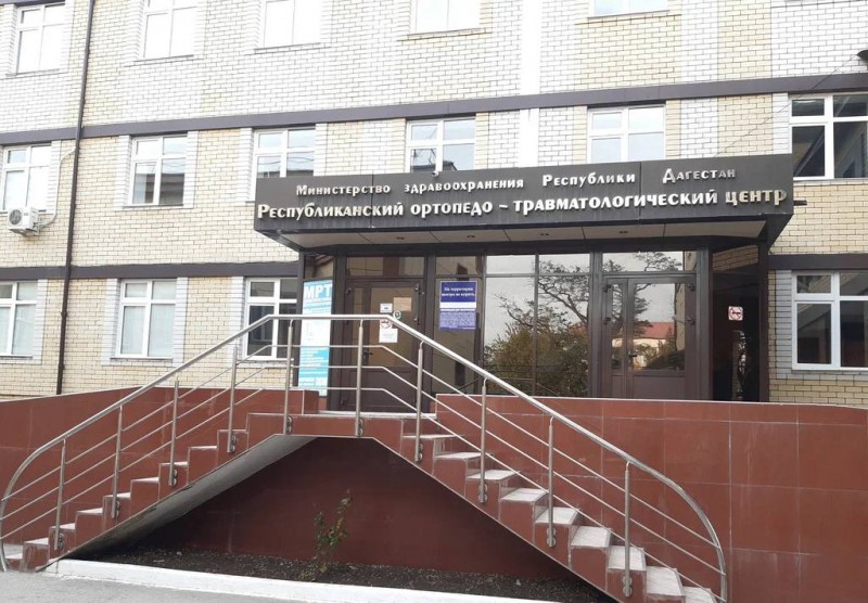 Врачи Республиканского травмцентра в эти минуты борются за жизнь раненого при стрельбе на пр. Гамзатова в Махачкале