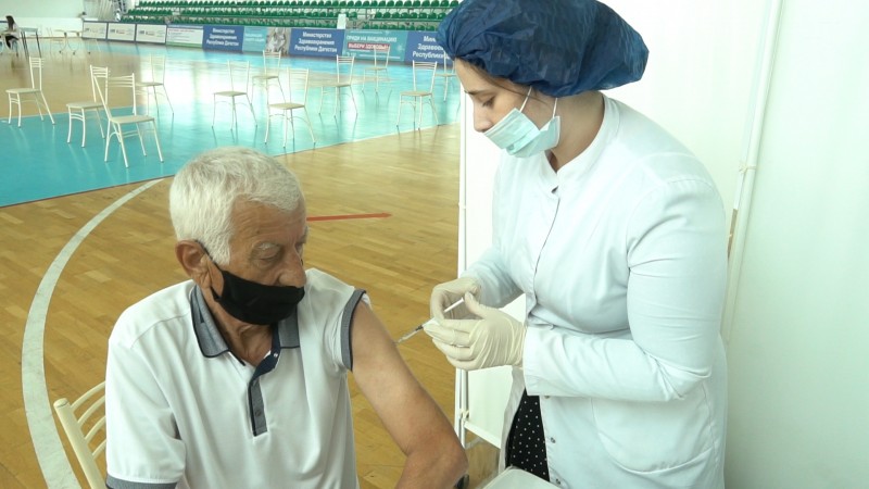 Людям 60 лет и старше, прошедшим вакцинацию от COVID-19, вручают продуктовые наборы - Файл 1
