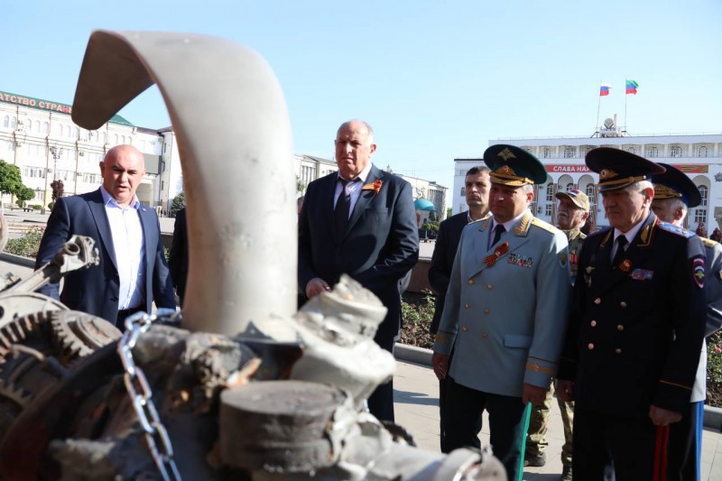 Абдулмуслим Абдулмуслимов осмотрел «Стену памяти», установленную на площади Махачкалы - Файл 2