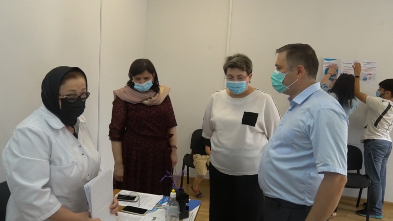 Татьяна Беляева и Мурад Казиев проверили работу прививочных пунктов в выходные дни - Файл 8
