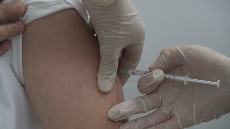 Глава Минздрава Дагестана сделал прививку от новой коронавирусной инфекции - Файл 2