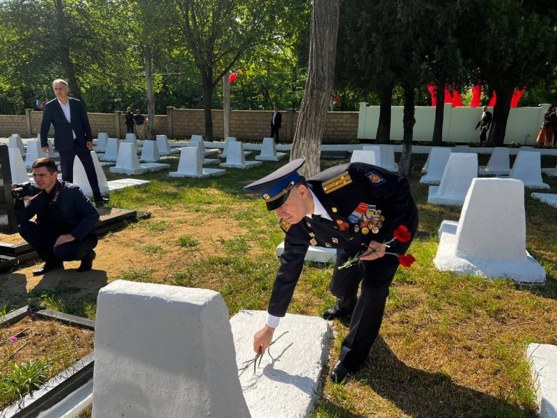 Вице-премьер Дагестана Абдурахман Махмудов принял участие в мемориальной церемонии возложения цветов на воинском кладбище в Махачкале