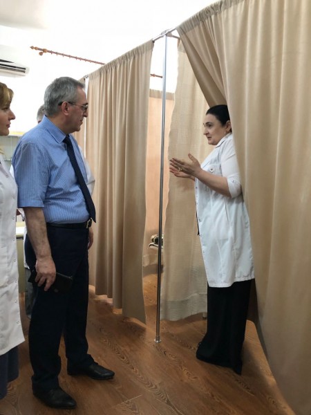 Министр Джамалудин Гаджиибрагимов ознакомился с работой трех медучреждений в Махачкале