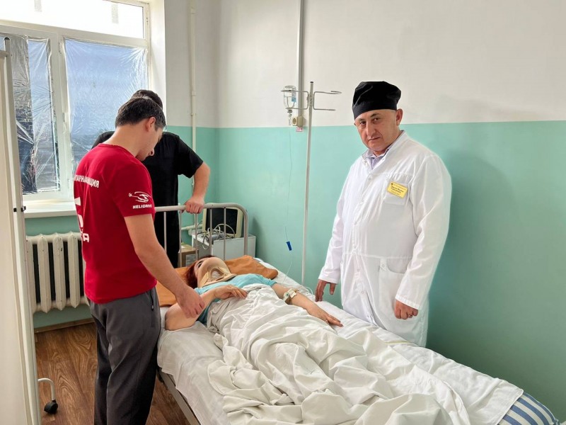 Бригада нейрохирургов, реаниматологов, травматологов и абдоминальных хирургов спасают пострадавших в аварии близ посёлка Кочубей - Файл 1