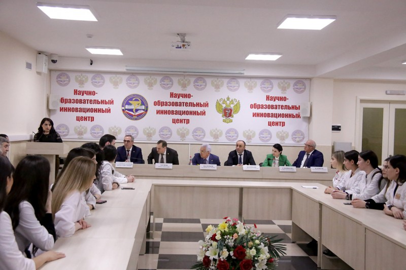 Вопросы трудоустройства молодых специалистов обсудили в ДГМУ на встрече с главой Дагестана Владимиром Васильевым - Файл 1