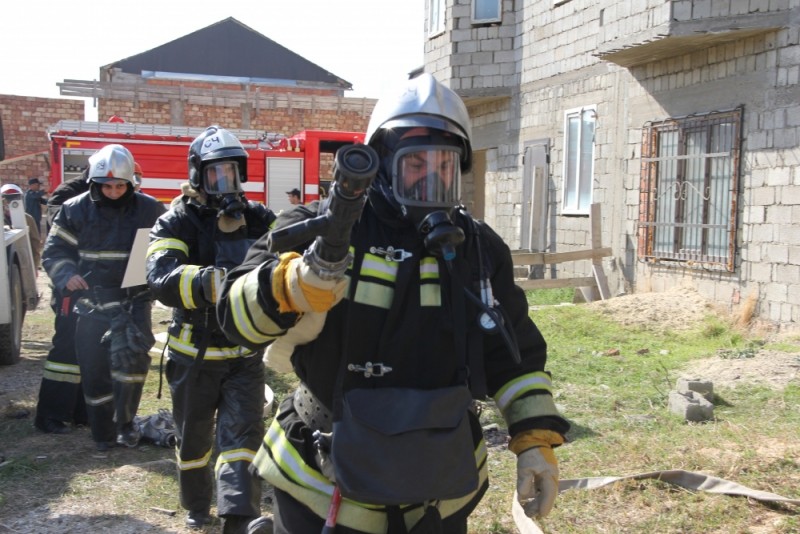 Спасатели эвакуировали пострадавших после условного землетрясение