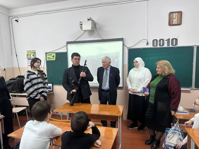 Заместитель министра здравоохранения РД Патхула Патхулаев провёл урок «Разговоры о важном» с учащимися школы N13 Махачкалы. - Файл 1