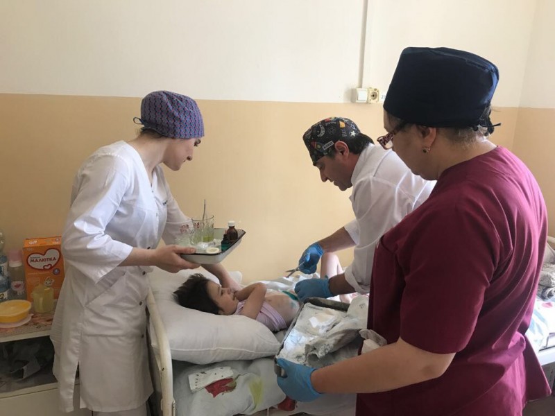 Врачи спасли жизнь пятилетней девочке упавшей с пятого этажа