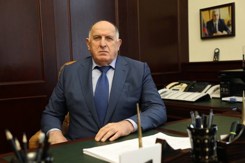 Абдулмуслим Абдулмуслимов поздравил работников скорой помощи с профессиональным праздником