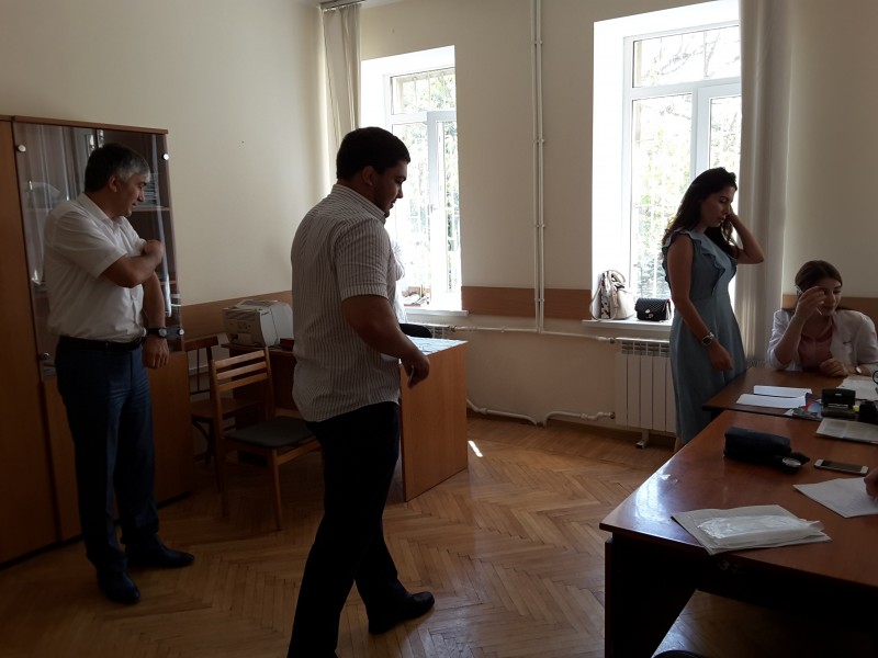 Сотрудники Минздрава РД личным примером призывают жителей республики пройти вакцинацию от гриппа - Файл 3