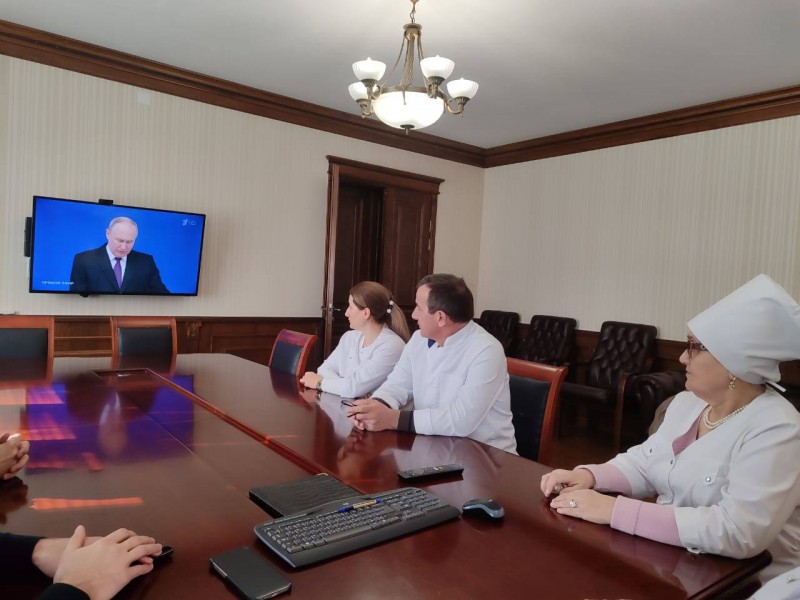 В коллективах медицинских работников сейчас слушают Послание Президента РФ В.В. Путина Федеральному Собранию. - Файл 3