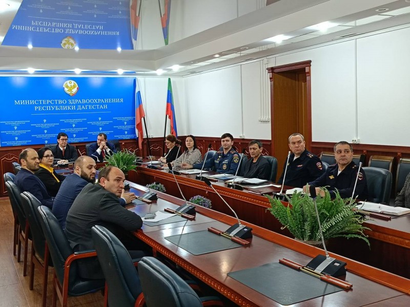 Аппарат Минздрава РД и заместители министра здравоохранения РД Ярослав Глазов и Патхула Патхулаев принимают участие в еженедельном селекторном совещании Минздрава России с регионами - Файл 4