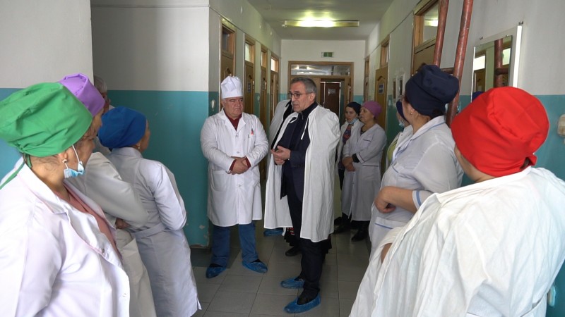 В новогодние праздники министр Джамалудин Гаджиибрагимов ознакомился с работой восьми районных больниц  и посетил две городские 