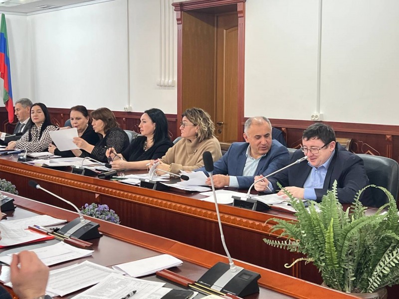 Рассмотрением итогов работы Дахадаевской, Карабудахкентской, Гунибской, Лакской, Акушинской, Кулинской и Левашинская ЦРБ продолжились заседания Коллегии Минздрава РД под руководством министра здравоохранения РД Татьяны Беляевой - Файл 2