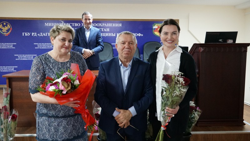 Средние медработники службы скорой помощи республики получили награды от Народного Собрания РД. - Файл 2
