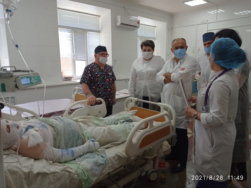 Министр здравоохранения РД посетила детей, пострадавших при хлопке газа в Махачкале - Файл 1
