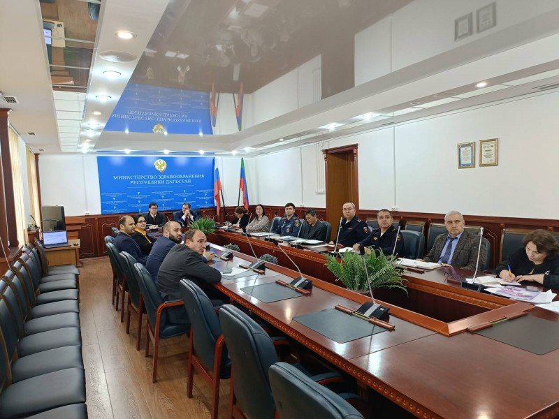 Аппарат Минздрава РД и заместители министра здравоохранения РД Ярослав Глазов и Патхула Патхулаев принимают участие в еженедельном селекторном совещании Минздрава России с регионами - Файл 2