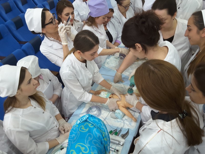Тренинги по спасению жизней проводят специалисты Ростовского НИИ акушерства и педиатрии для дагестанских медиков