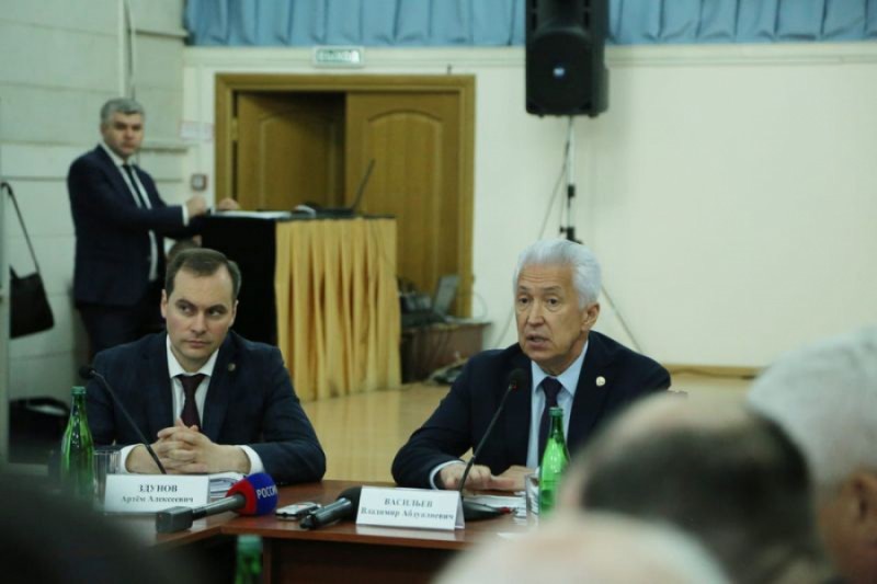 Джамалудин Гаджиибрагимов рассказал о реализации программы «Земский доктор» на семинар-совещании в Кизляре - Файл 1