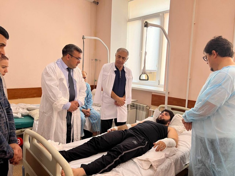 Замминистра здравоохранения РД Патхула Патхулаев посетил пострадавших при взрыве на заправке в пос. Новый Хушет - Файл 1