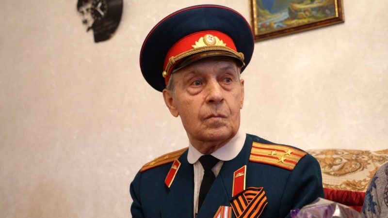 Врачи поликлиники № 6 Махачкалы во главе с главным врачом Заремой Тагировой и представители городской администрации навестили на дому и поздравили с наступающим Днём Победы Евгения Васильевича Якимца - Файл 2