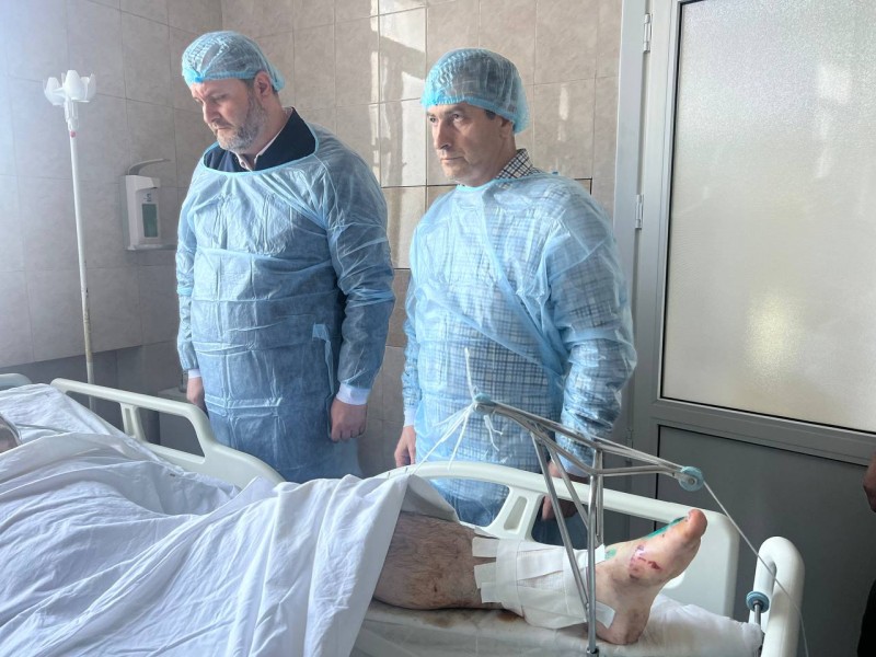 В Городской клинической больнице врио министра здравоохранения РД Ярослав Глазов вместе с главврачом ГКБ Хаджимурадом Малаевым посетили пациента - Файл 2