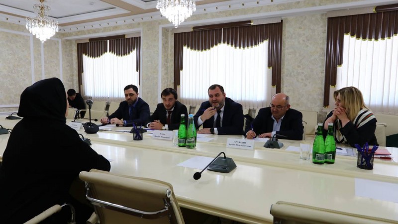 Здоровье горожан: врио министра здравоохранения РД провел прием граждан в Хасавюрте
