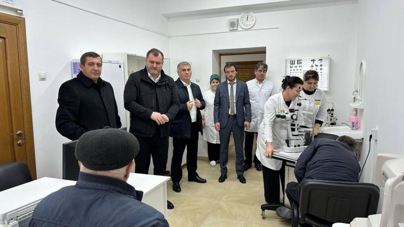 Министр здравоохранения РД Ярослав Глазов накануне со специалистами ведомства проинспектировал работу больницы в городе Дагестанские Огни - Файл 3