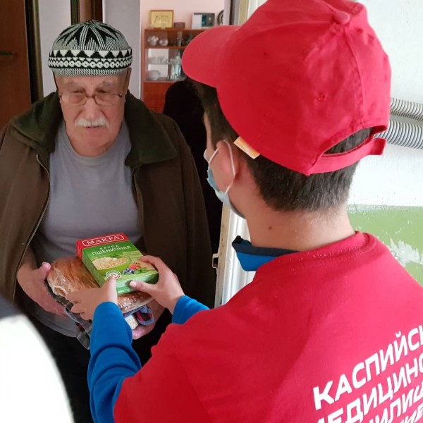 Волонтеры-медики помогают медикам предотвратить распространение COVID-19