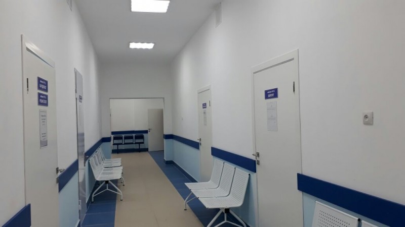 В  поликлиниках ДагОгней и Капийска обновили вход и зону ожидания для пациентов - Файл 9