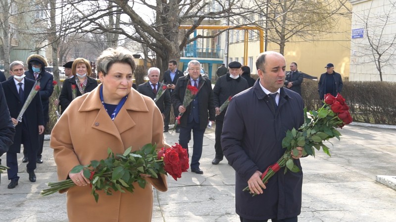 Врио министра возложила цветы к памятнику погибшим медикам - Файл 3