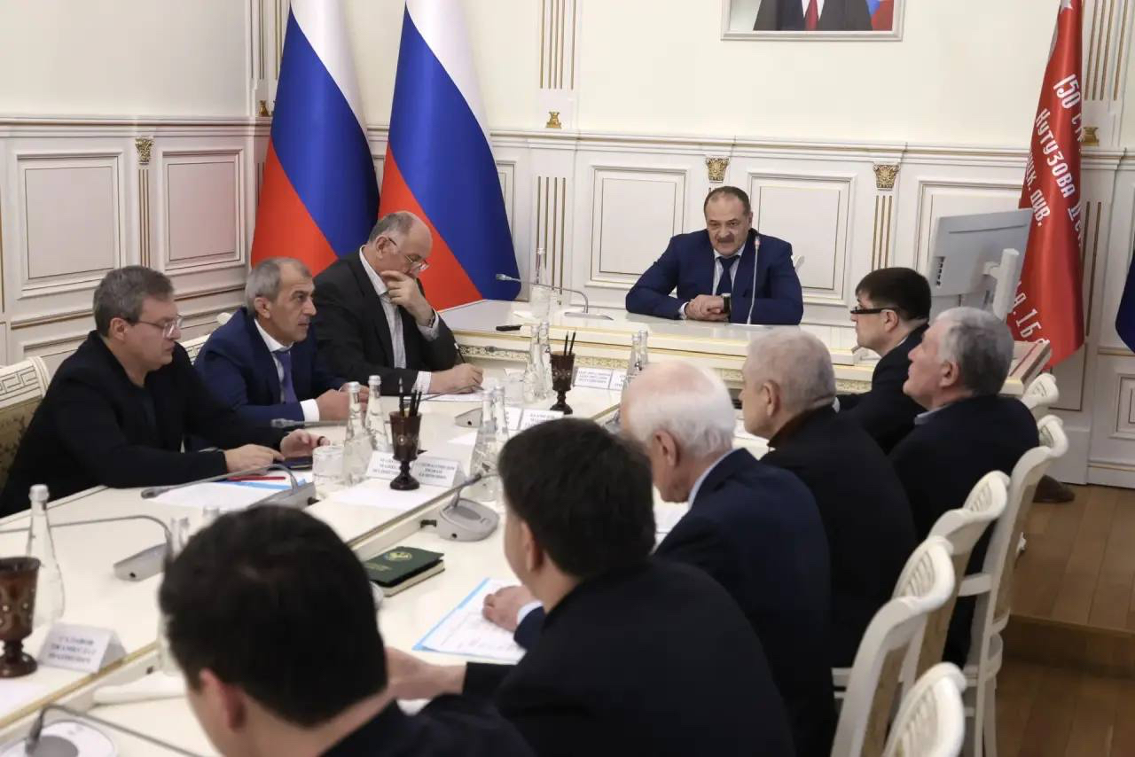 Сергей Меликов проводит оперативный штаб по ликвидации последствий ливней.