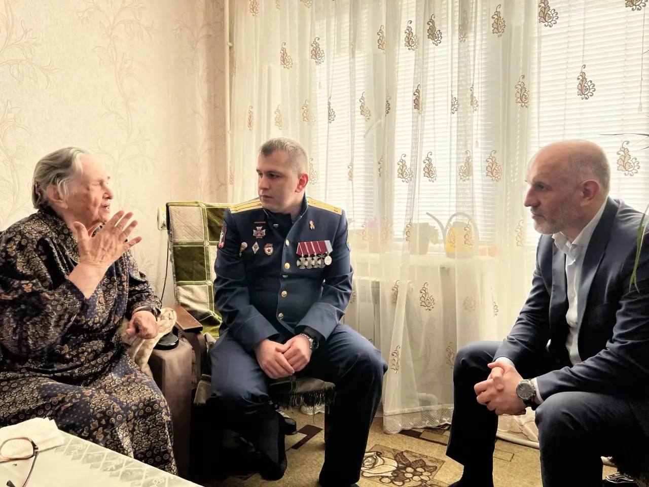 Заместитель министра здравоохранения Дагестана поздравил ветеранов Буйнакска в канун 9 Мая