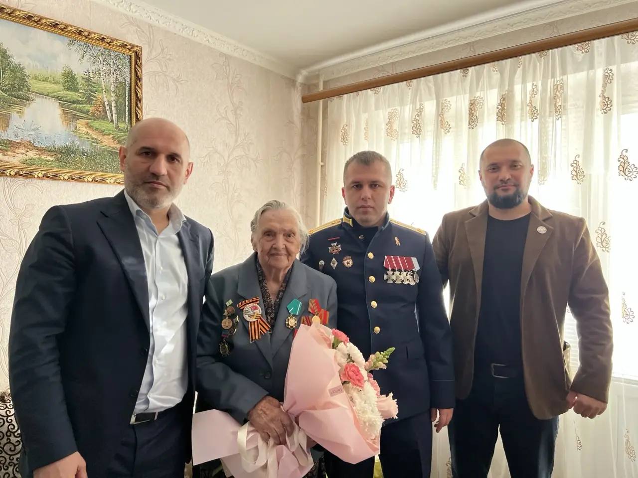 Заместитель министра здравоохранения Дагестана поздравил ветеранов Буйнакска в канун 9 Мая