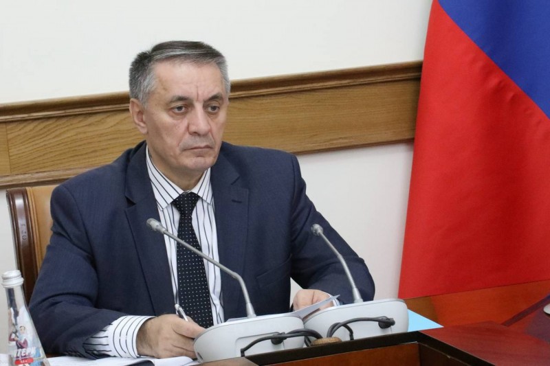 Вице-премьер Республики Дагестан Абдурахман Махмудов поздравляет с Днём России